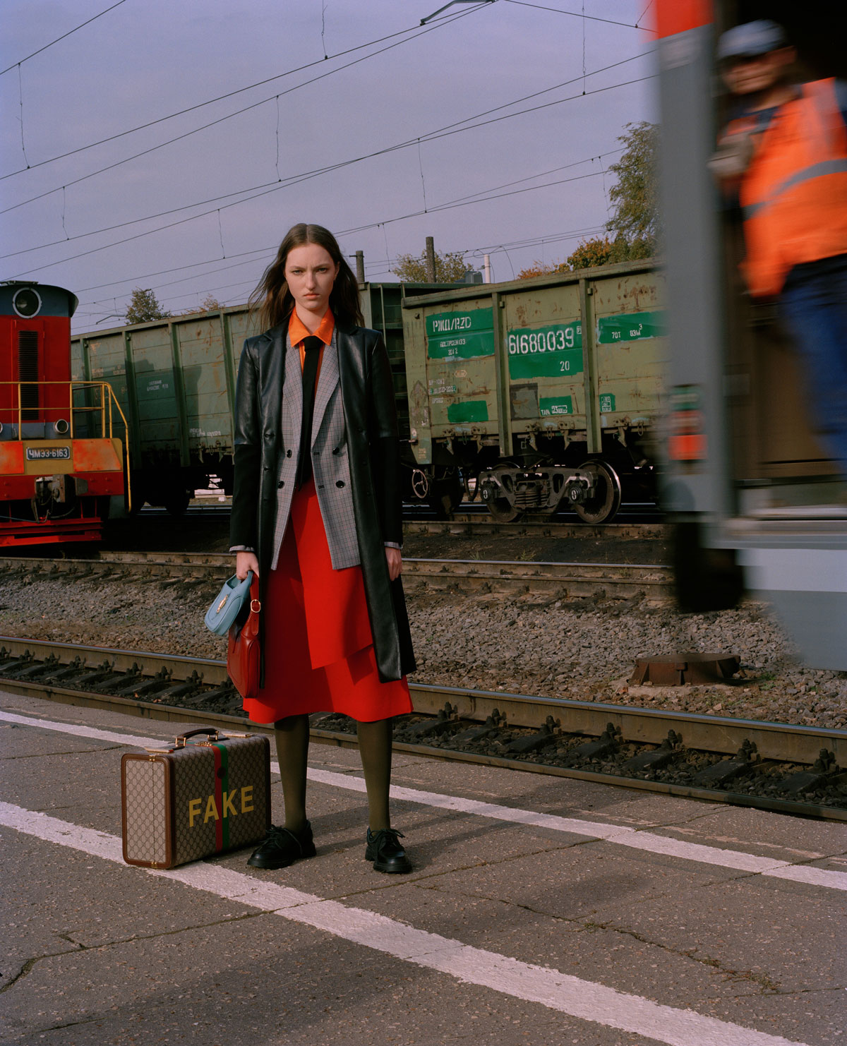 Elle Russia November 2020 在火车上的时尚大片 时尚图库 第6张