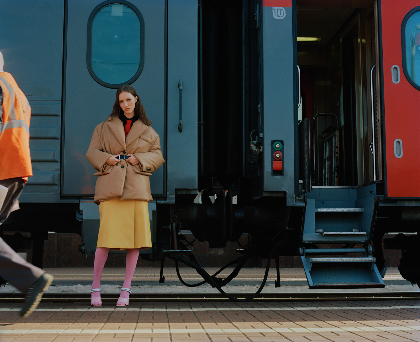 Elle Russia November 2020 在火车上的时尚大片 时尚图库 第8张